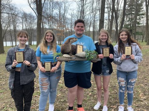 The Enviromentals pose with the otter. From left to right: Olivia Blasko, Katlyn Folmar, Noah Fry, Rylee Sabol, Paige Washic