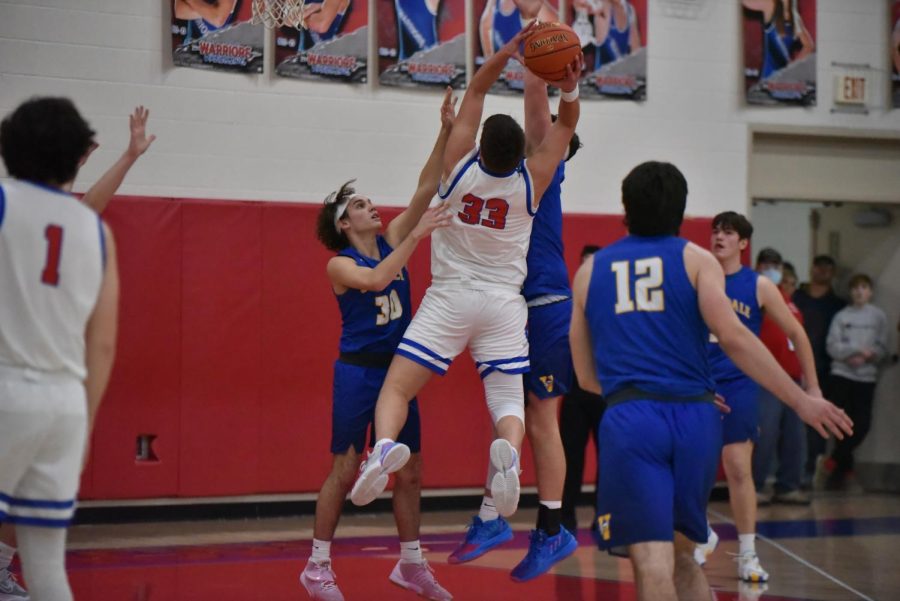 Senior+Kyle+Kolesar+goes+for+a+layup+around+defending+Glendale+players+at+a+home+game.