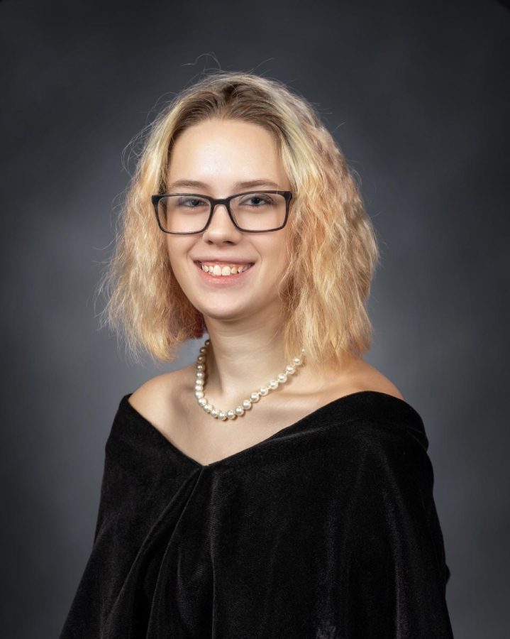 The senior formal photo of Sadie Carter, Class of 2023