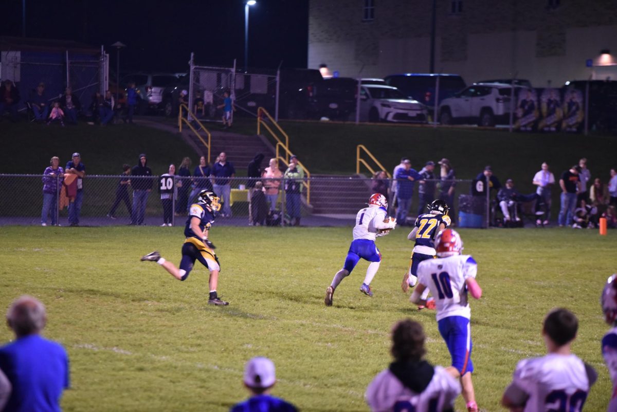 Frankie Leskovansky running in the Warriors’ only touchdown of the night.