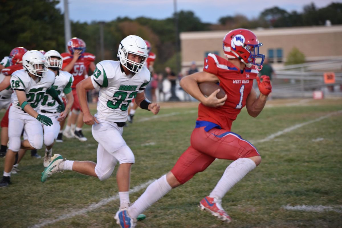 Frankie Leskovansky runs past the Hornets defense to score a touchdown. 