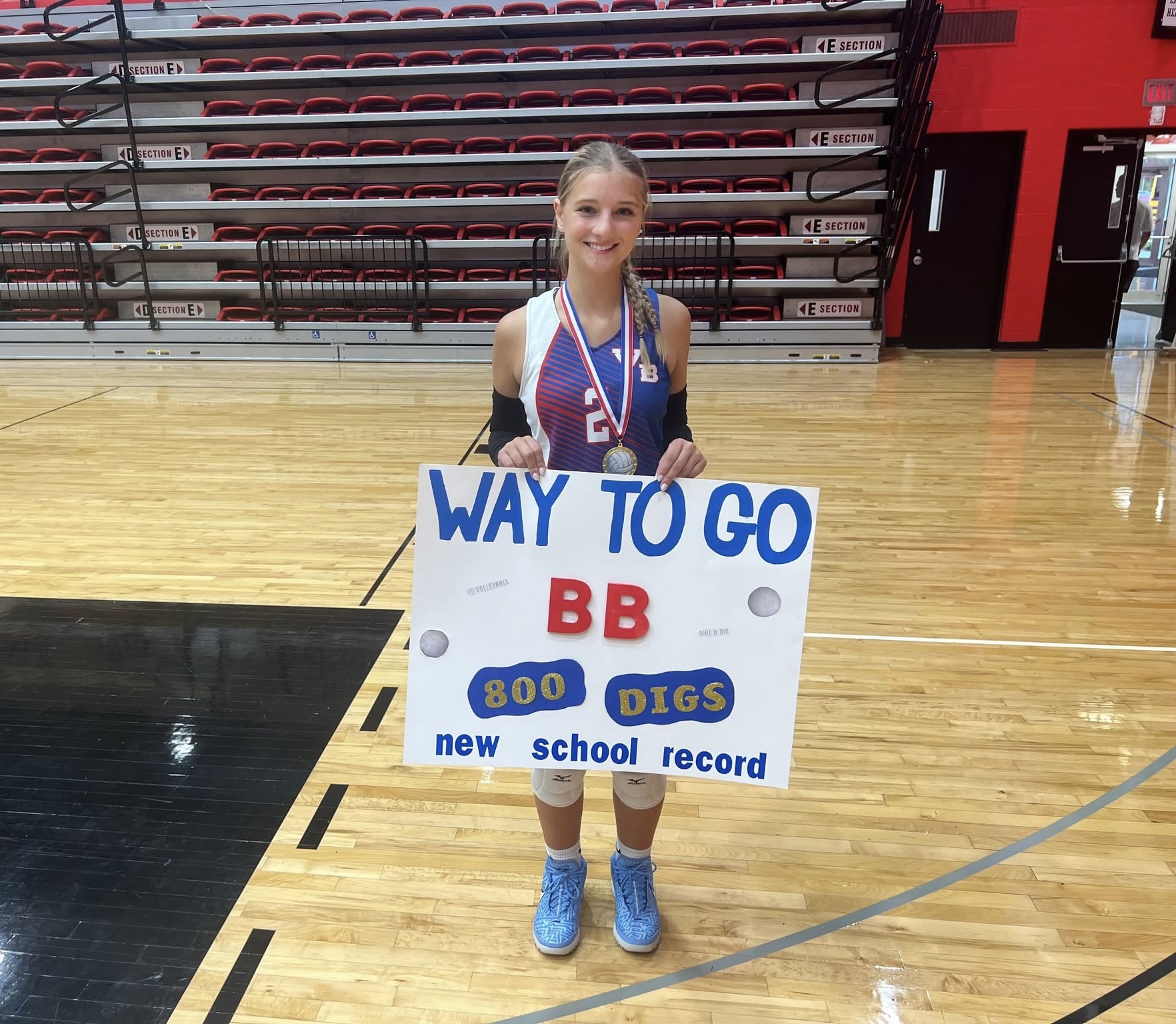 Brielle Bainey celebrates her 800th career dig and breaking the school record.
