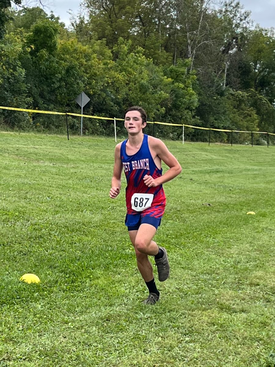 Carr continues down the course with a focused expression and steady stride.

